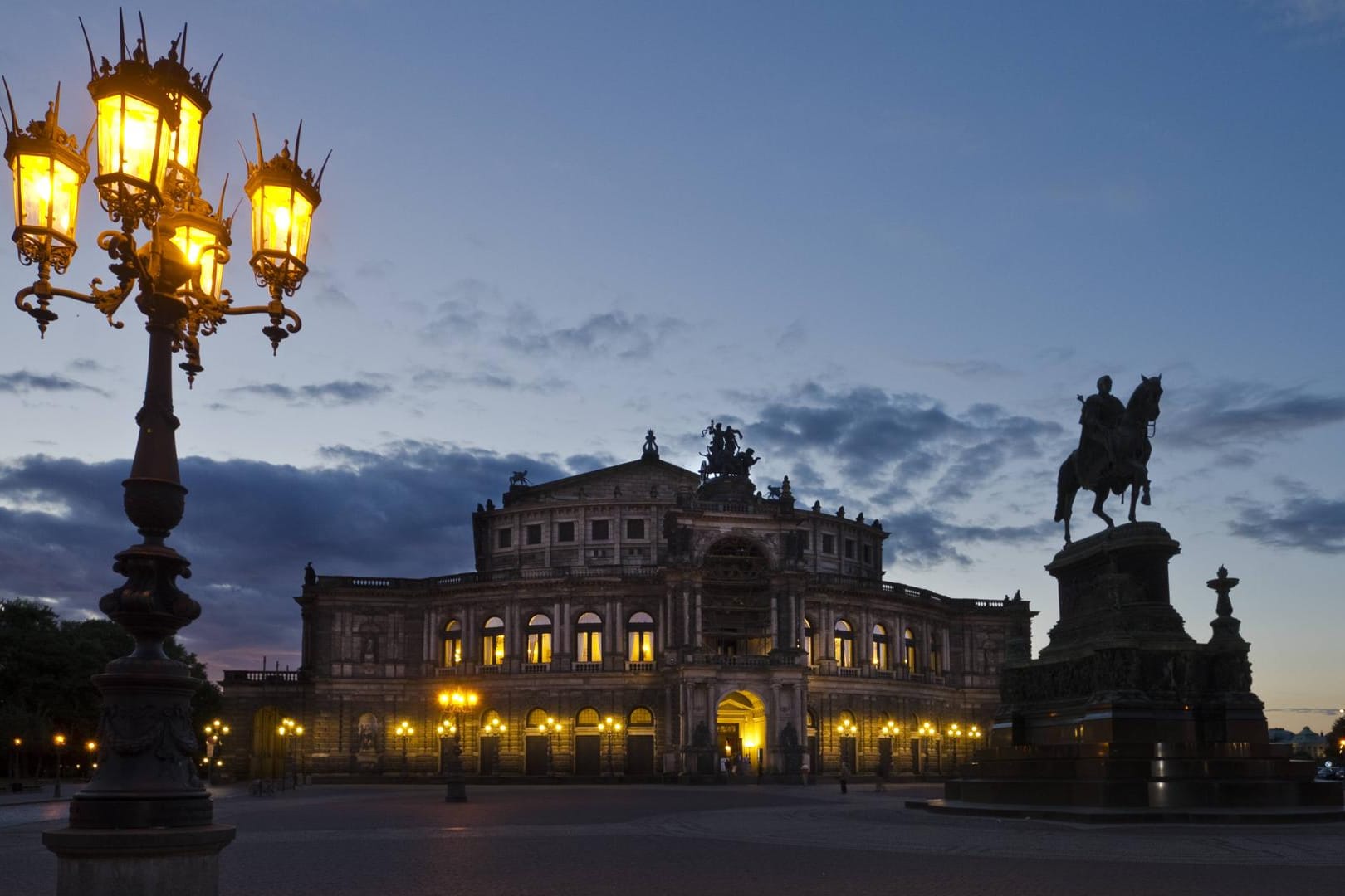 Sparen bei der Straßenbeleuchtung? Die Stadt Dresden dimmt abends zumindest ihre Laternen, um Kosten zu sparen. Sparen bei der Straßenbeleuchtung? Die Stadt Dresden dimmt abends zumindest ihre Laternen, um Kosten zu sparen.