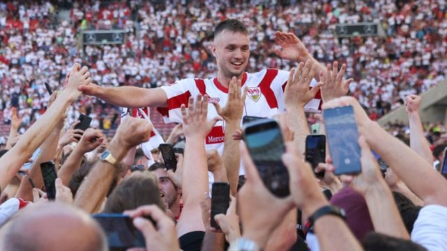 Sasa Kalajdzic wird von den Fans des VfB Stuttgart gefeiert.