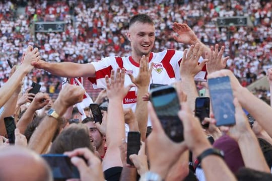 Sasa Kalajdzic wird von den Fans des VfB Stuttgart gefeiert.