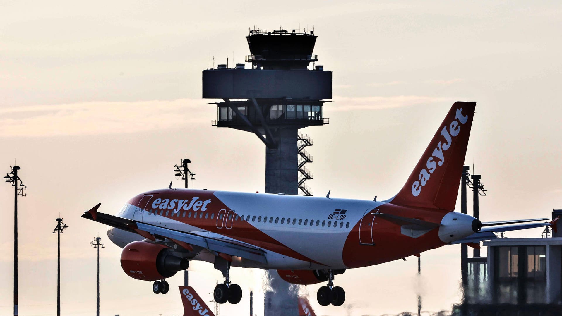 Ein Airbus landet am Flughafen BER (Archivfoto): Ein Pilot eines Passagierfliegers musste bei seinem Anflug einer Drohne ausweichen.