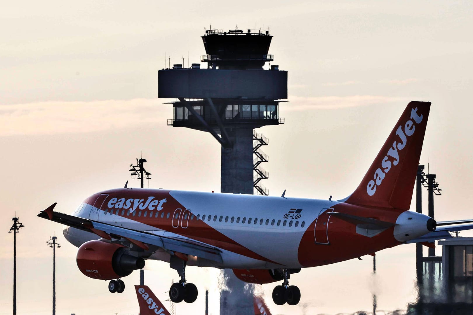 Ein Airbus landet am Flughafen BER (Archivfoto): Ein Pilot eines Passagierfliegers musste bei seinem Anflug einer Drohne ausweichen.