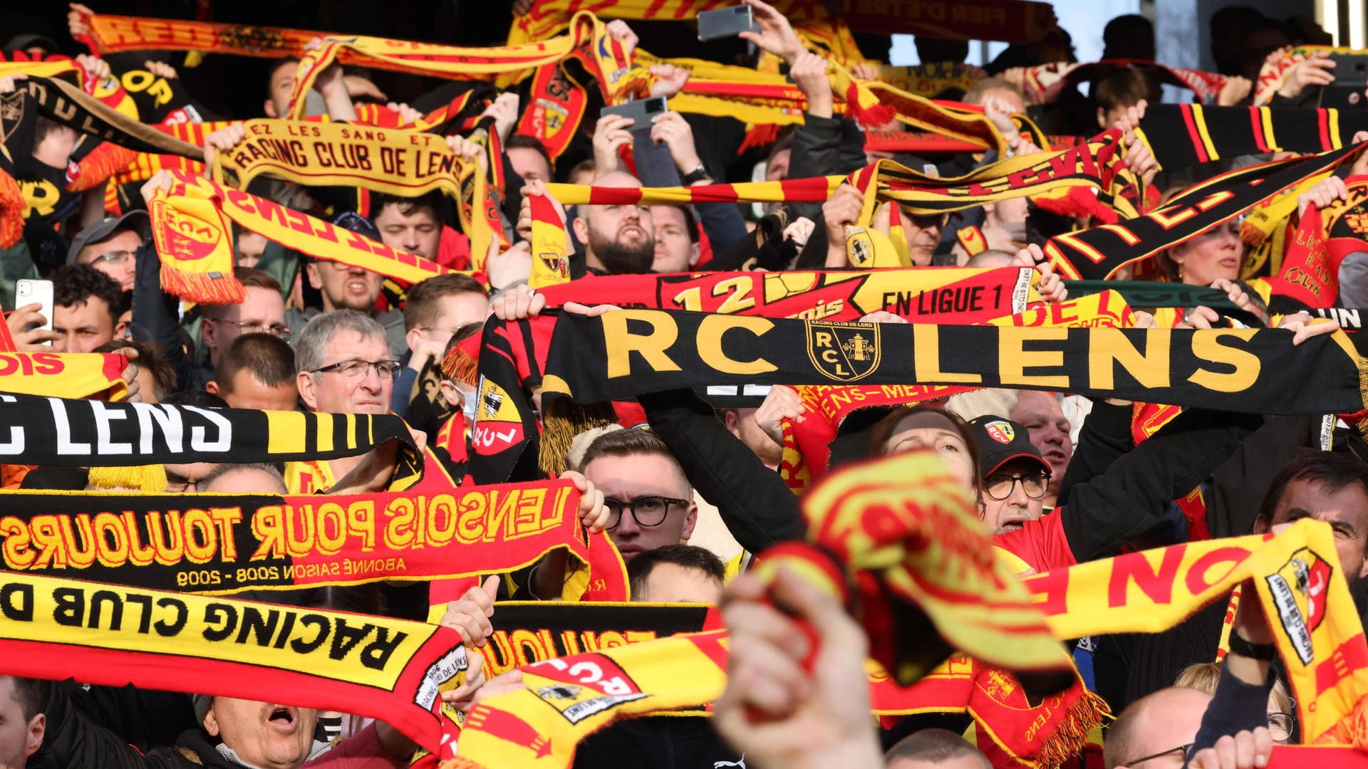 Fans des RC Lens: Das Stade Bollaert gilt als einer der hitzigsten Hexenkessel im französischen Fußball.