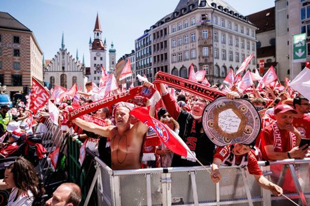 Die Fans des FC Bayern München feierten auf dem Marienplatz vor dem Rathaus den Gewinn der deutschen Fußball-Meisterschaft.