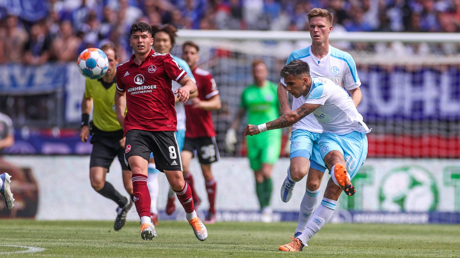 Der Moment des Schusses: Rodrigo Zalazar zimmert den Ball aus der eigenen Hälfte ins Tor.