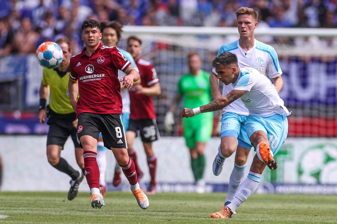 Der Moment des Schusses: Rodrigo Zalazar zimmert den Ball aus der eigenen Hälfte ins Tor.