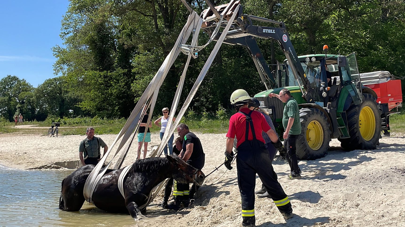 Pferderettung am Baggersee: Mit einem Traktor zog die Feuerwehr den Wallach Max aus dem Spülsand.