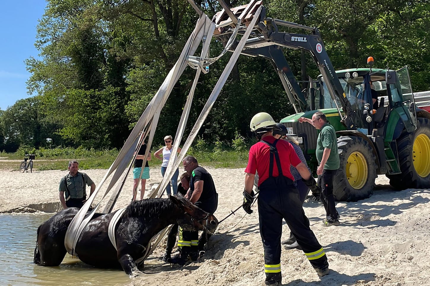 Pferderettung am Baggersee: Mit einem Traktor zog die Feuerwehr den Wallach Max aus dem Spülsand.