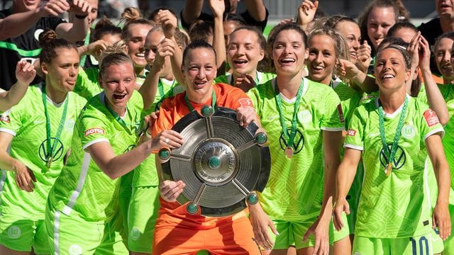 Die Fußballerinnen des VfL Wolfsburg bekamen die Meisterschale.