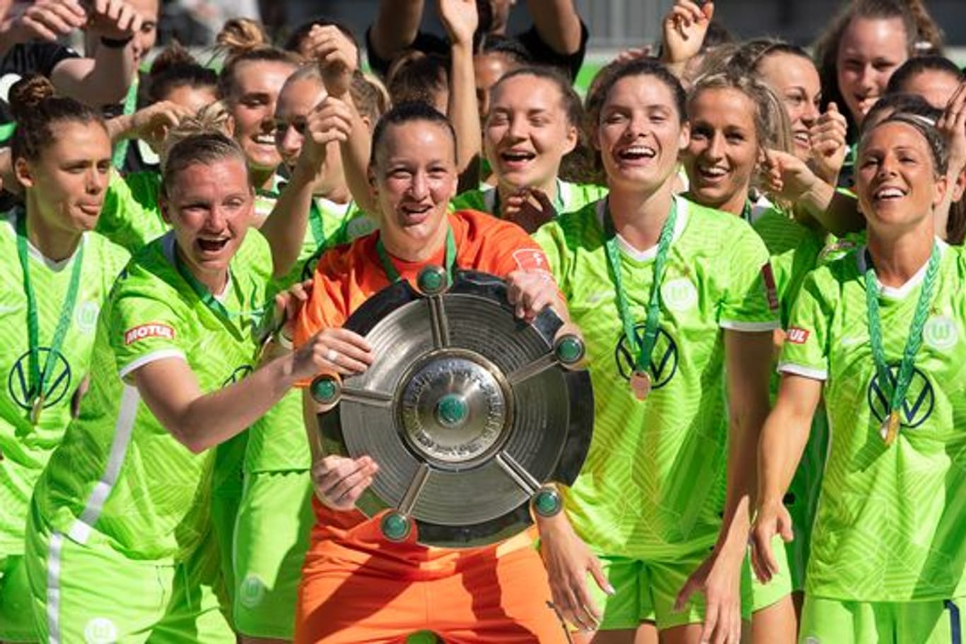 Die Fußballerinnen des VfL Wolfsburg bekamen die Meisterschale.