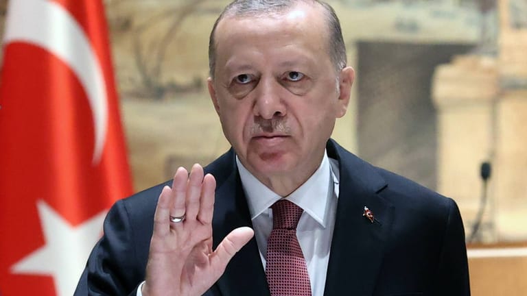 Recep Tayyip Erdoğan: Der türkische Präsident tritt bei dem schnellen Nato-Beitritt von Schweden und Finnland auf die Bremse.