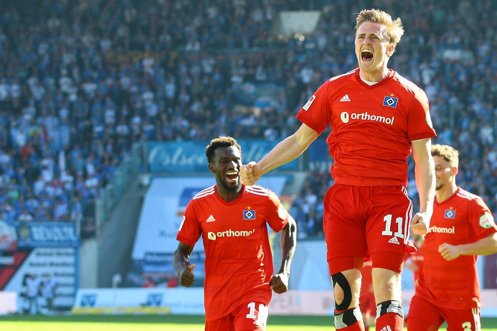 Hamburgs Spieler feiern das 3:2 durch Mikkel Kaufmann: Der Sieg in Rostock hätte dramatischer kaum sein können.