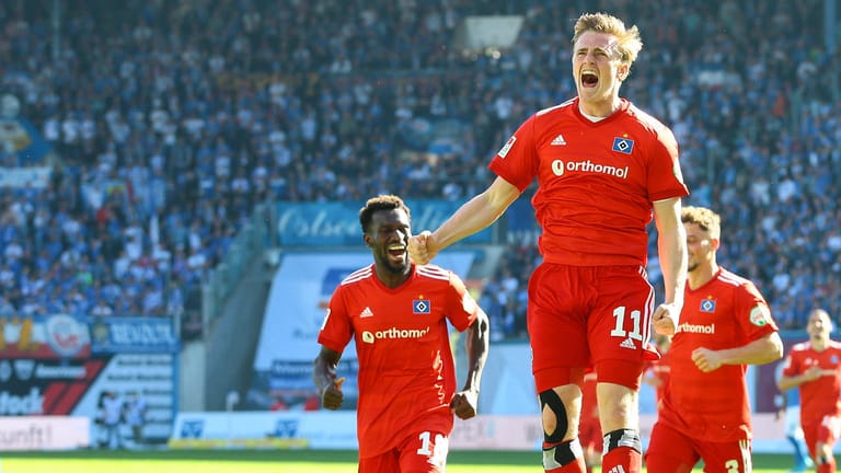 Hamburgs Spieler feiern das 3:2 durch Mikkel Kaufmann: Der Sieg in Rostock hätte dramatischer kaum sein können.
