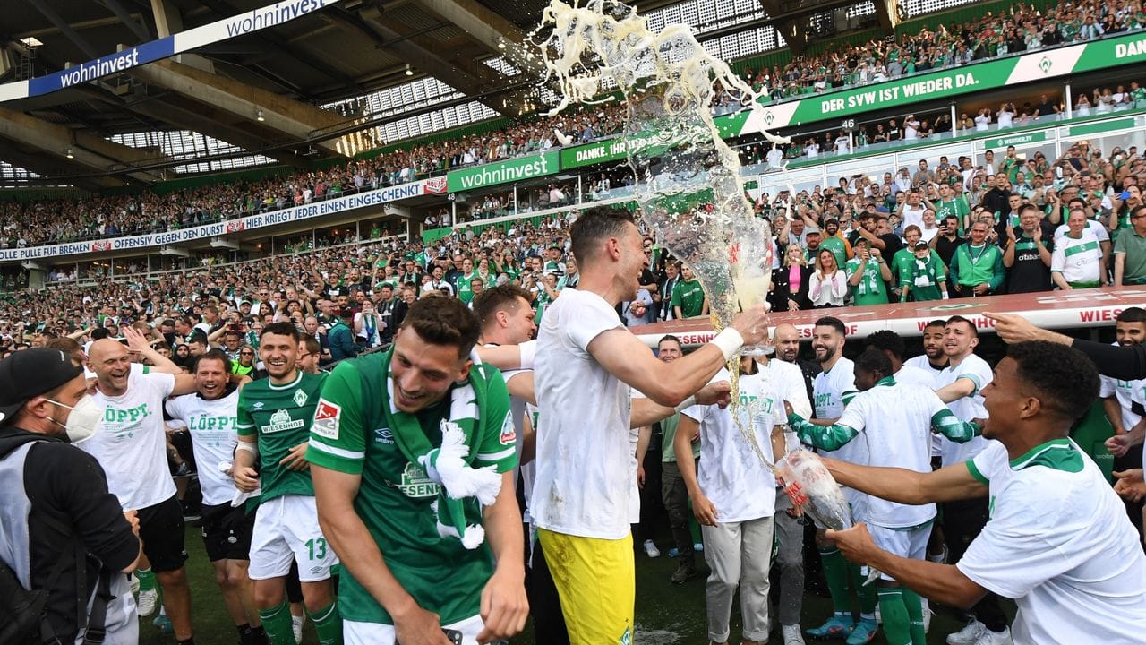Nach dem Sieg gegen Regensburg und den Bundesliga-Aufstieg ließen es die Werder-Spieler krachen.