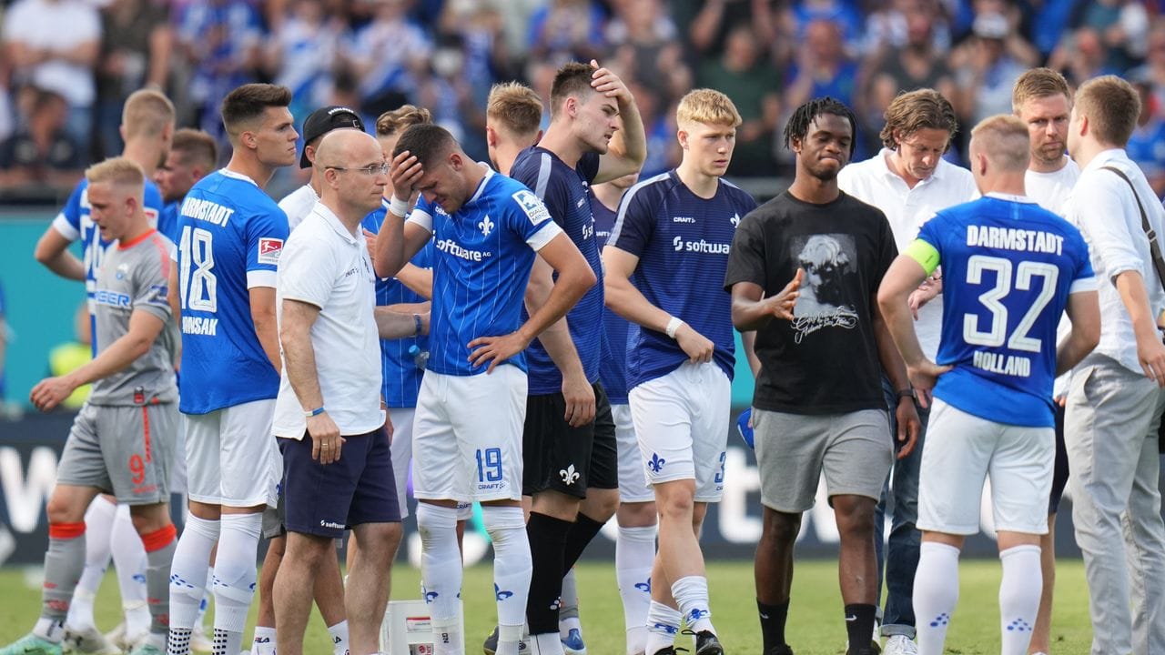 Die Spieler von Darmstadt 98 gewannen, aber verpassten den Aufstieg.