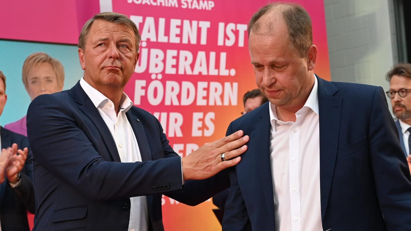 Enttäuschung bei Joachim Stamp (rechts): Christof Rasche, Vorsitzender der FDP-Landtagsfraktion NRW, tröstet ihn.