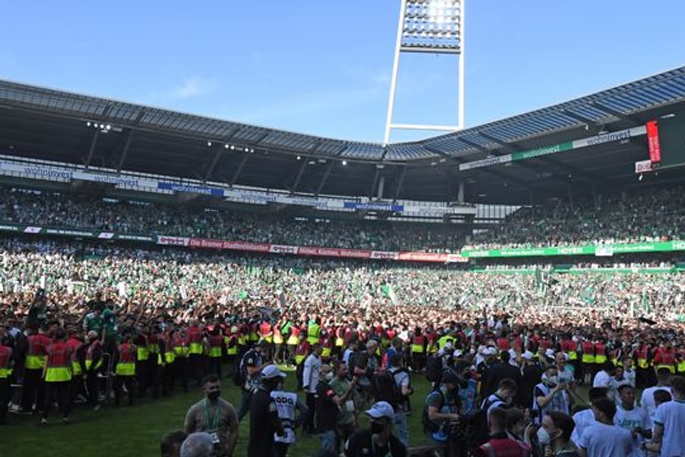 Nach dem Aufstieg von Werder Bremen gab es einen Platzsturm.