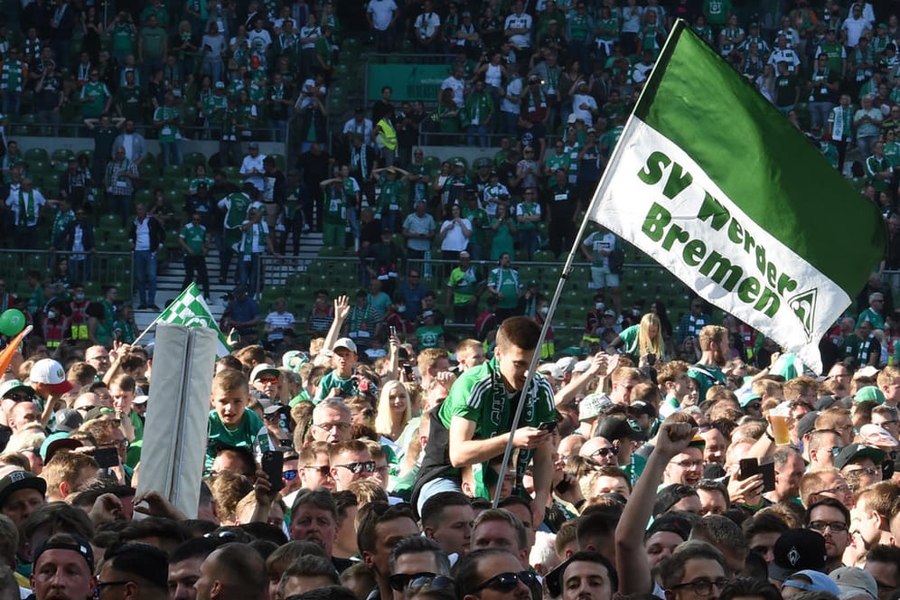 Werder steigt auf: Danach stürmten die Fans den Rasen des Weserstadions.