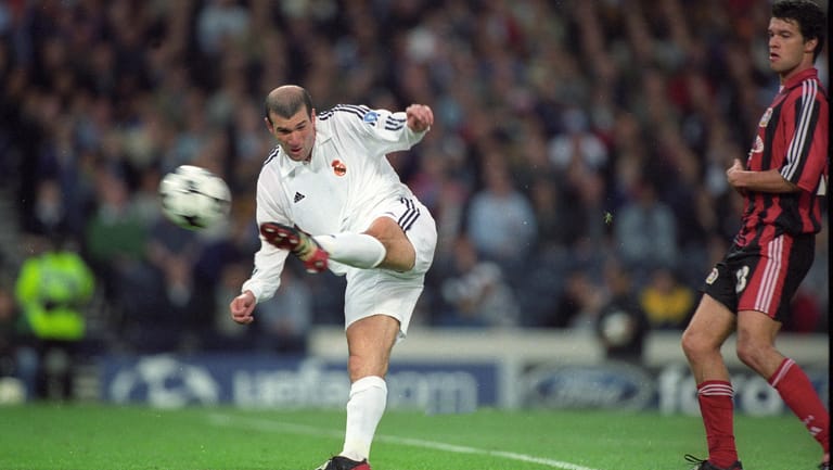 Zidane macht Zidane-Sachen: Das 2:1 durch den Franzosen ging in die Geschichte ein.