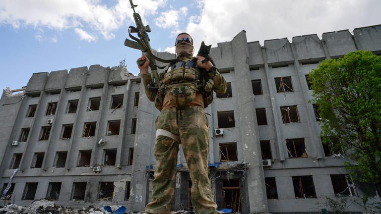 Ein prorussischer Soldat in Popasna in Luhansk: Laut dem Gouverneur kontrolliert die Ukraine noch 10 Prozent des Gebiets.
