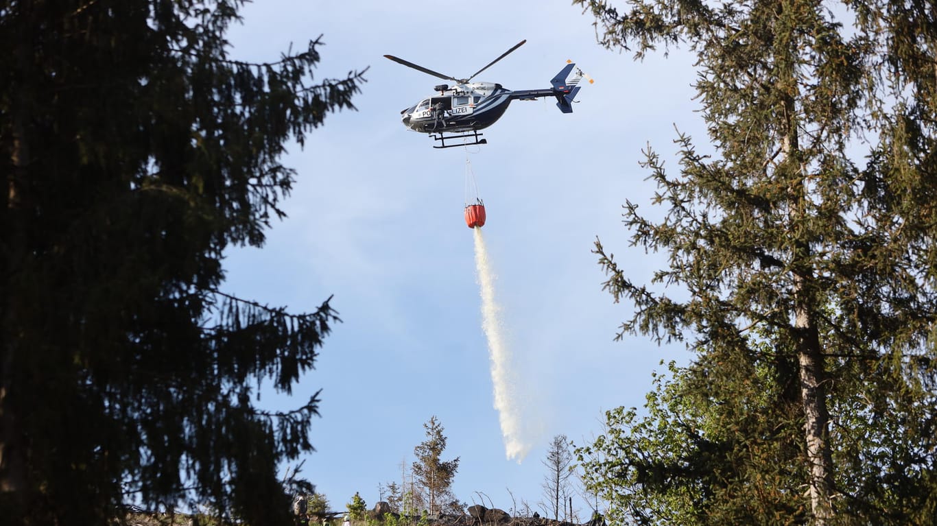 Ein Polizeihubschrauber bringt Löschwasser: Rund 200 Einsatzkräfte der Feuerwehr waren im Einsatz.