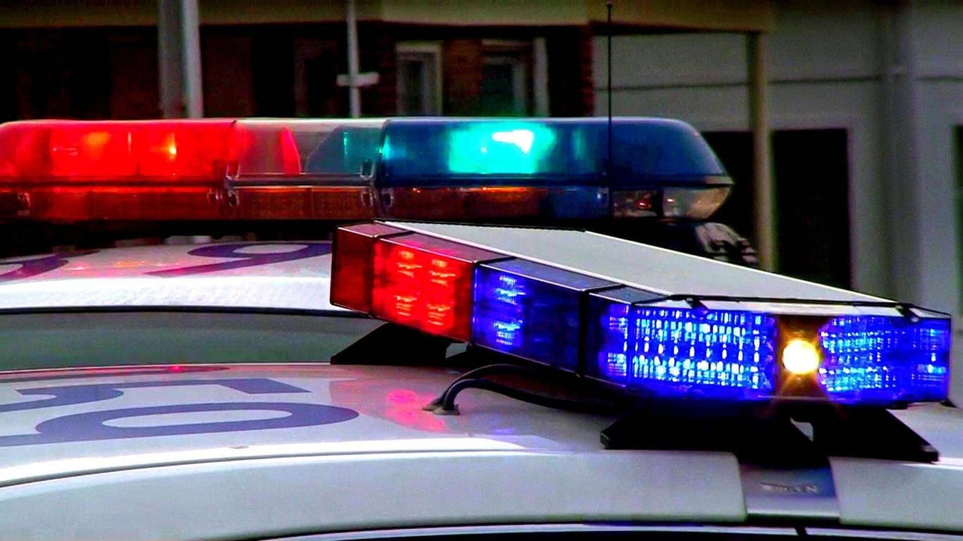 Ein Blaulicht auf einem US-Polizeifahrzeug (Symbolbild): In Kalifornien wurden Menschen angeschossen.