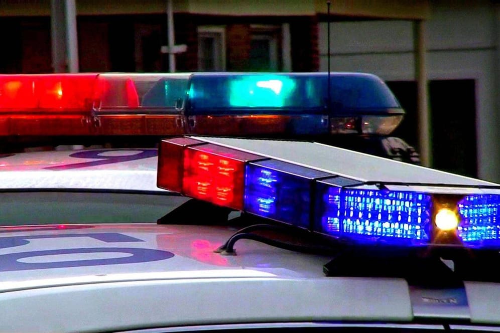 Ein Blaulicht auf einem US-Polizeifahrzeug (Symbolbild): In Kalifornien wurden Menschen angeschossen.