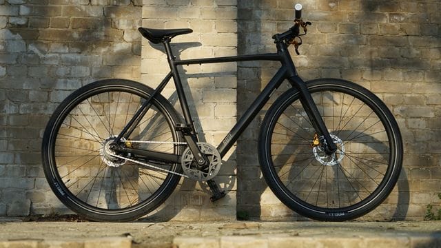 Das Single-Speed-Bike kommt ohne viel Firlefanz aus - bis auf die auffällig lackierten Bremskomponenten, die nur an der limitierten Erstauflage montiert sind.