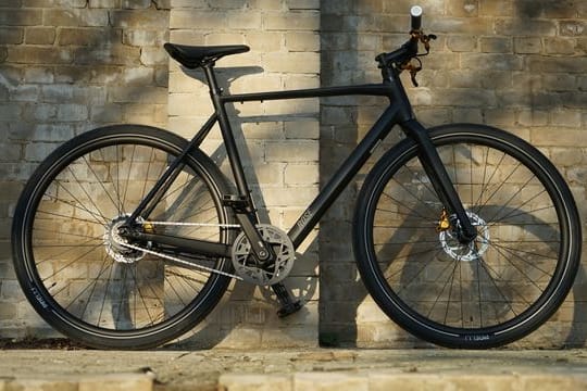 Das Single-Speed-Bike kommt ohne viel Firlefanz aus - bis auf die auffällig lackierten Bremskomponenten, die nur an der limitierten Erstauflage montiert sind.