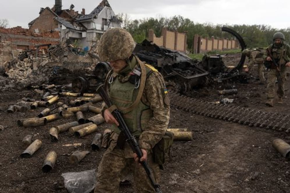 Ukrainische Soldaten patrouillieren in einem kürzlich zurückeroberten Dorf nördlich von Charkiw in der Ostukraine.