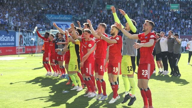 Die Spieler vom Hamburger SV bejubeln den Sieg in Rostock.