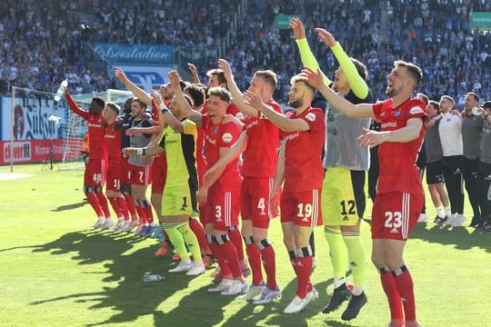 Die Spieler vom Hamburger SV bejubeln den Sieg in Rostock.