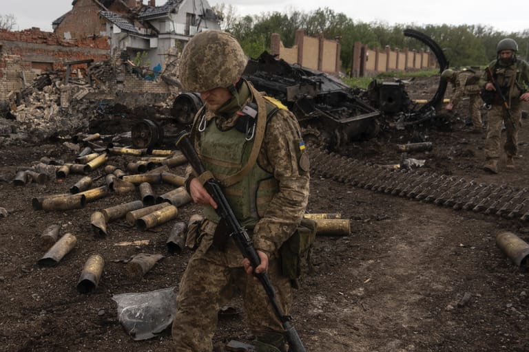 Ukrainische Soldaten patrouillieren in einem kürzlich zurückeroberten Dorf nördlich von Charkiw in der Ostukraine