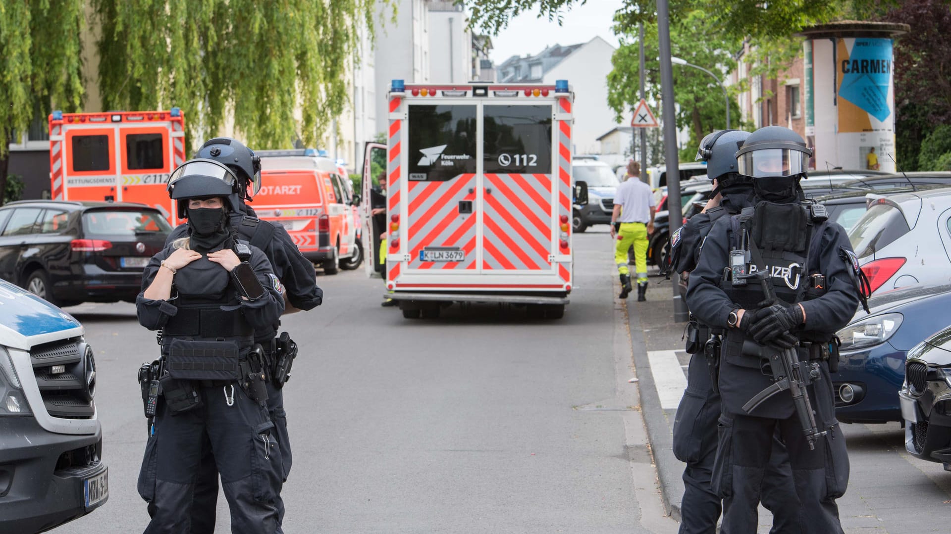 Schwer bewaffnete Polizisten am Einsatzort: Der Mann wurde bei dem Zugriff verletzt.