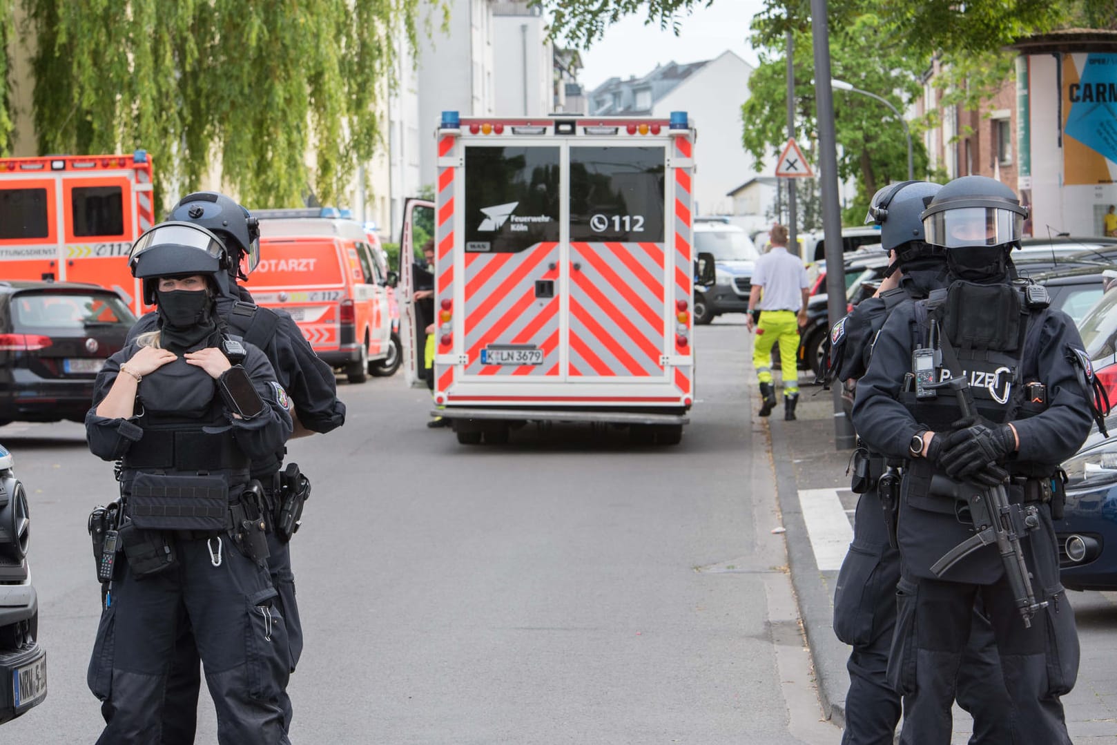 Schwer bewaffnete Polizisten am Einsatzort: Der Mann wurde bei dem Zugriff verletzt.