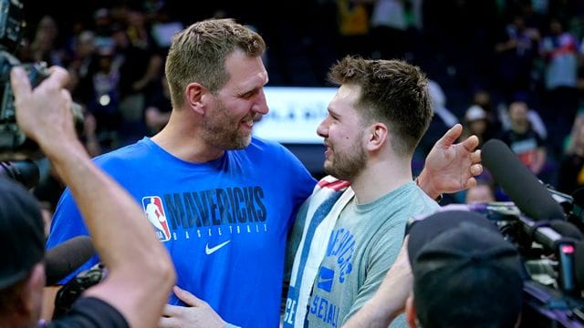 NBA-Legende Dirk Nowitzki (l) umarmte nach dem Spiel Mavs-Starspieler Luka Doncic.