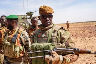 Bewaffnete Soldaten aus Mali: Das westafrikanische Krisenland will sich aus dem Sahelstaaten-Verbund G5 zurückziehen.