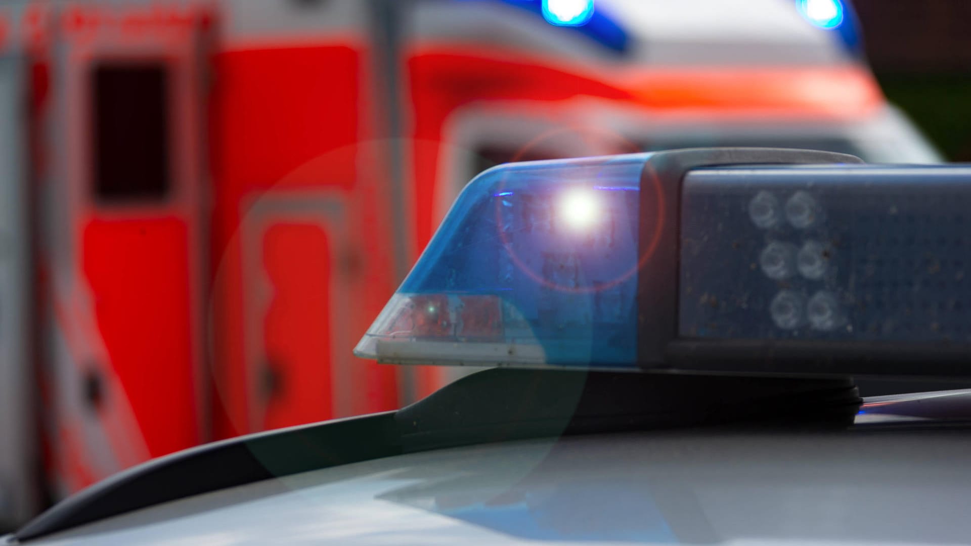 Polizei und Rettungswagen (Symbolbild): Die 67-Jährige starb noch an der Unfallstelle. Polizei und Rettungswagen (Symbolbild): Die 67-Jährige starb noch an der Unfallstelle.