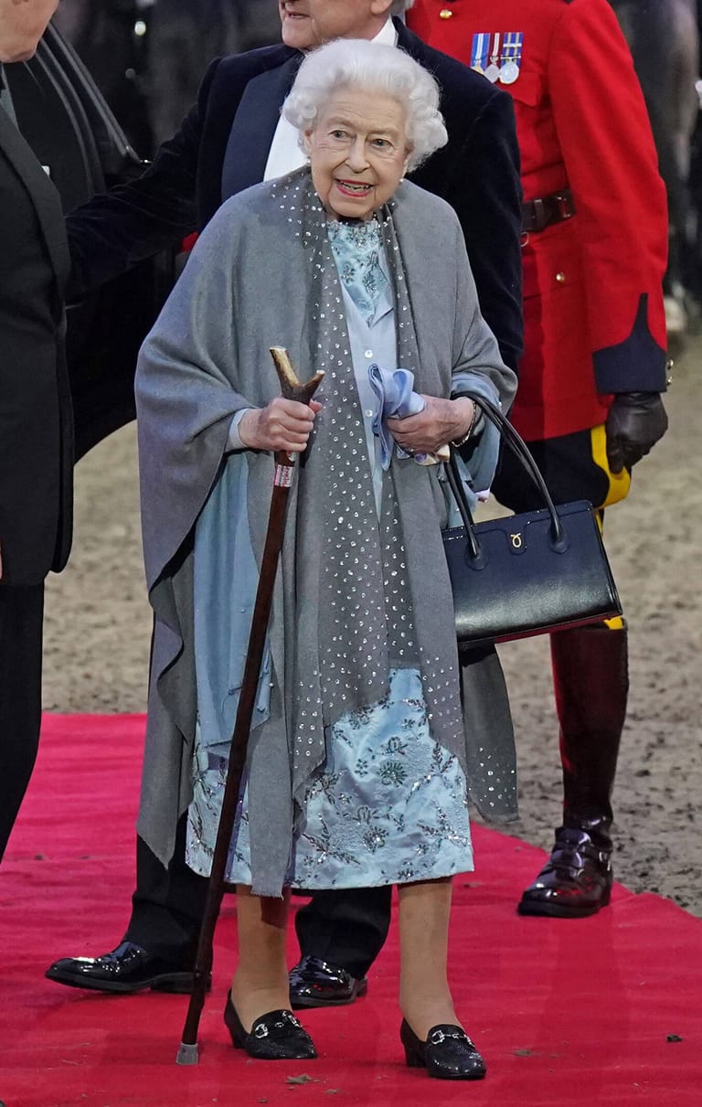 Die Queen kam in einem blauen Kleid und ihrem Gehstock.
