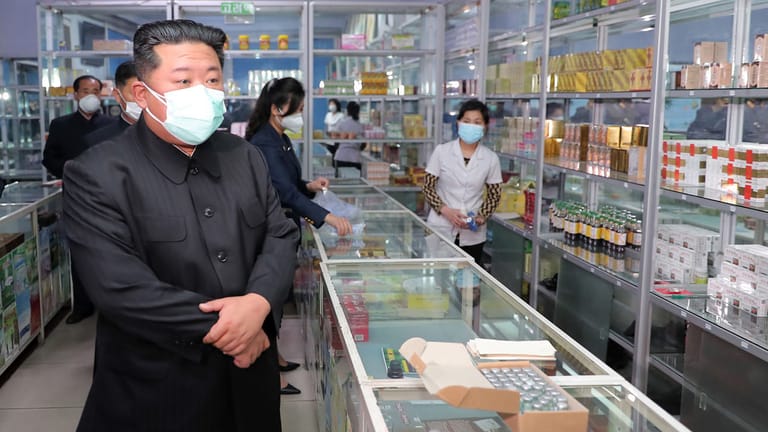 Kim Jong Un in einer Apotheke: Der Machthaber soll die nordkoreanischen Gesundheitsbehörden dafür gerügt haben, nicht genug Medikamente zur Verfügung zu stellen.