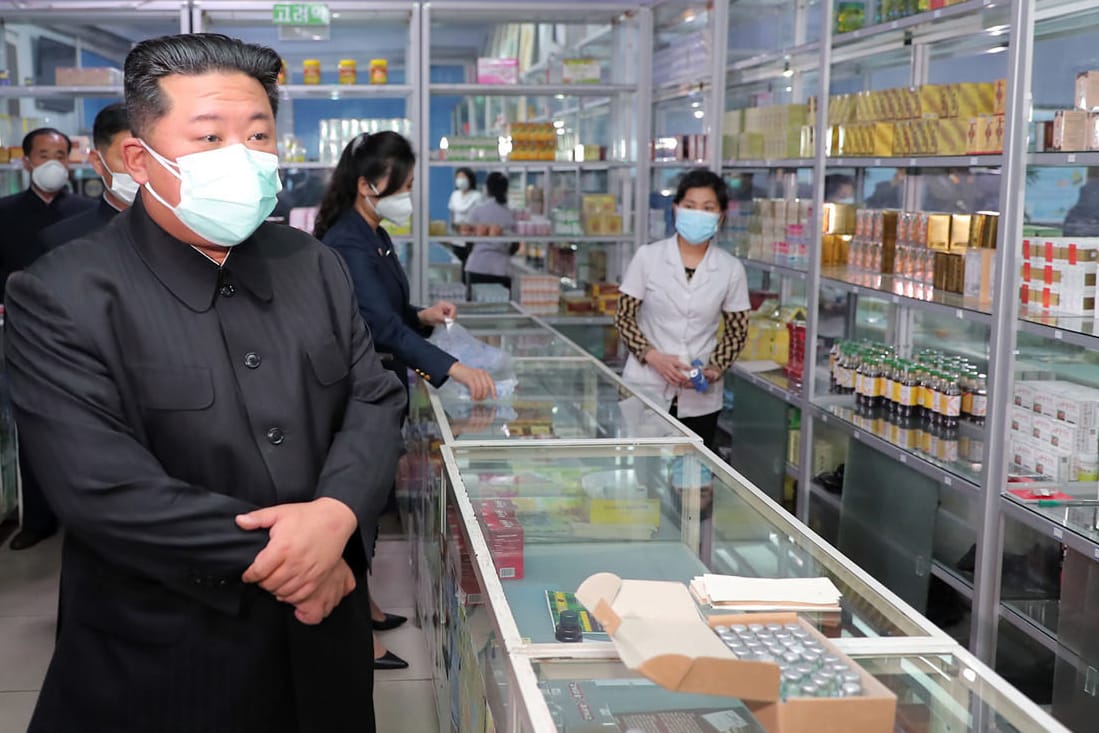 Kim Jong Un in einer Apotheke: Der Machthaber soll die nordkoreanischen Gesundheitsbehörden dafür gerügt haben, nicht genug Medikamente zur Verfügung zu stellen.