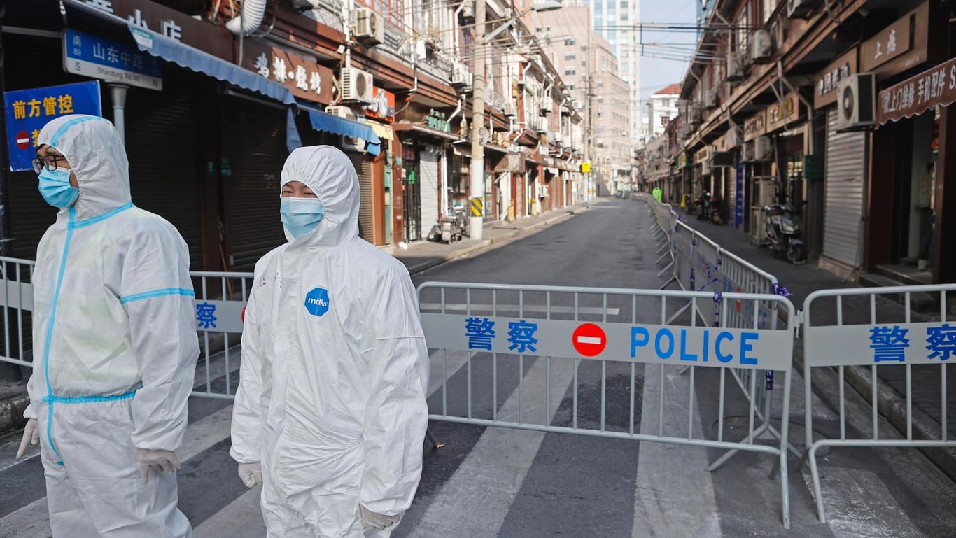 Schwerer Lockdown: In Metropolen wie Shanghai dürfen Millionen Menschen ihre Wohnungen nicht mehr verlassen.