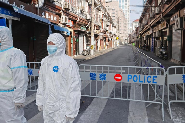 Schwerer Lockdown: In Metropolen wie Shanghai dürfen Millionen Menschen ihre Wohnungen nicht mehr verlassen.