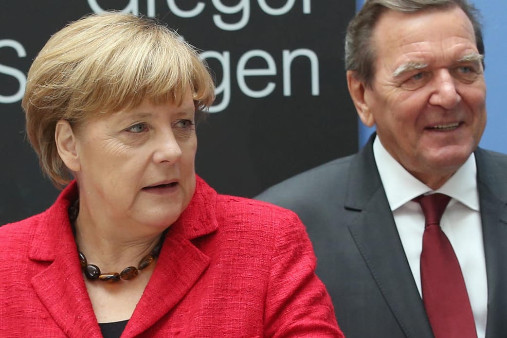 Angela Merkel und Gerhard Schröder bei der Vorstellung von Schröders Biographie 2015: Den Volksparteien tut die Ablösung von ihren früheren Galionsfiguren gut.