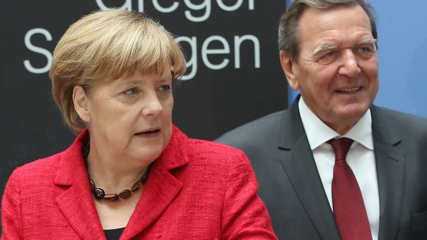 Angela Merkel und Gerhard Schröder bei der Vorstellung von Schröders Biographie 2015: Den Volksparteien tut die Ablösung von ihren früheren Galionsfiguren gut.
