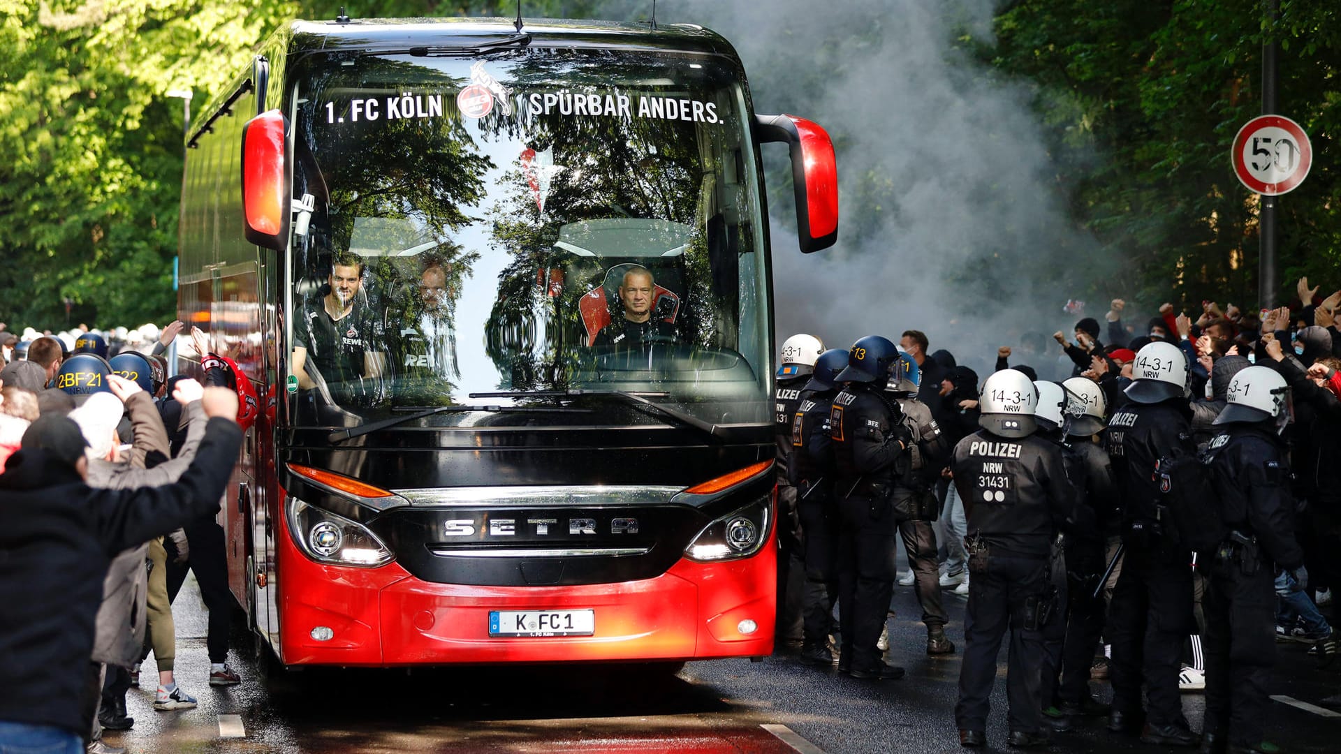 Einige Hundert Fans des 1. FC Köln begrüßen den Mannschaftsbus (Archivbild): Die Niederlage gegen Stuttgart tut der Unterstützung der Fans keinen Abbruch.