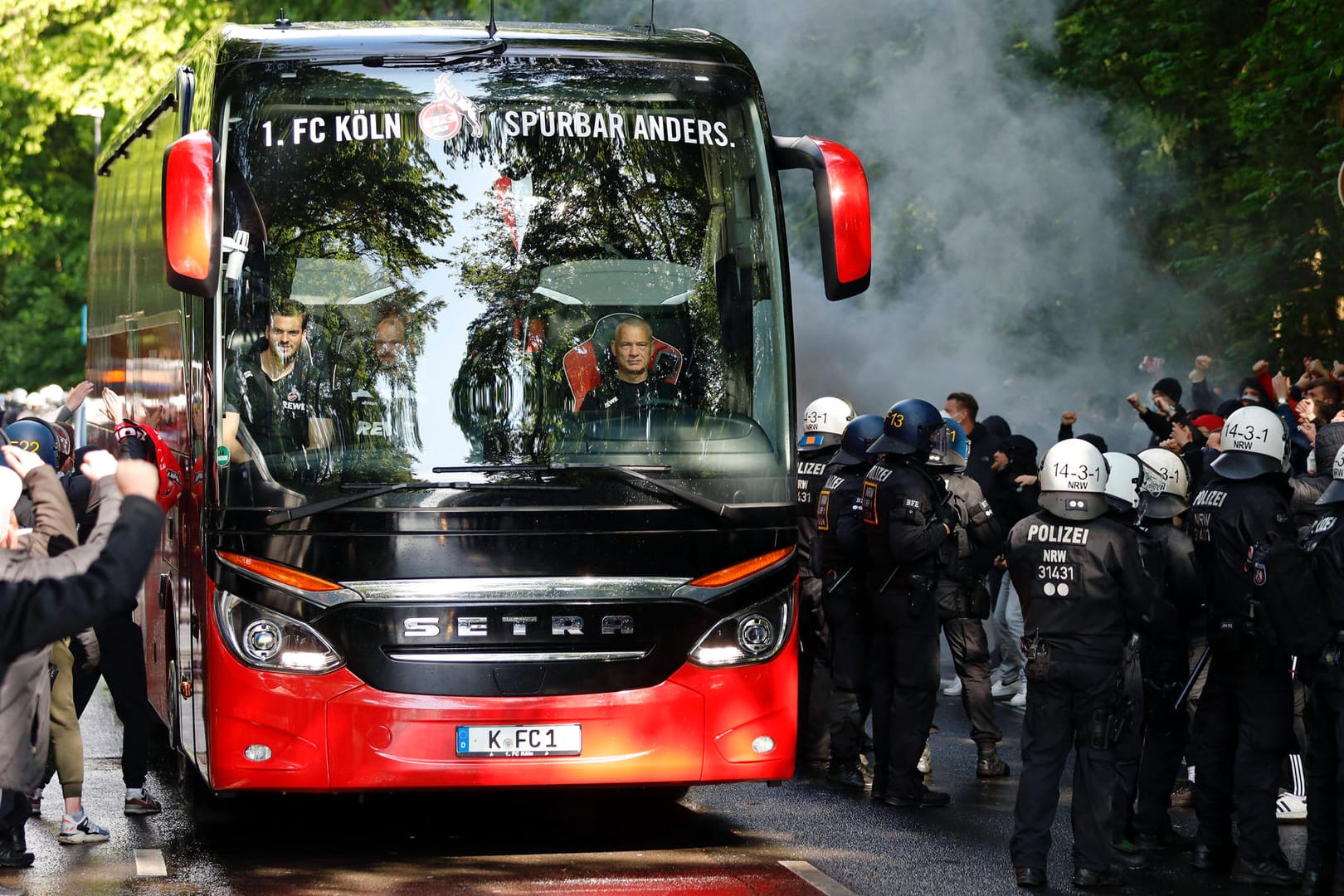Einige Hundert Fans des 1. FC Köln begrüßen den Mannschaftsbus (Archivbild): Die Niederlage gegen Stuttgart tut der Unterstützung der Fans keinen Abbruch.