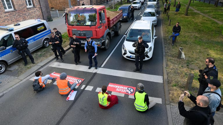 Dresden: Die Umweltaktivisten hatten bereits vergangene Woche in Leipzig eine vielbefahrene Straße für etwa anderthalb Stunden blockiert.
