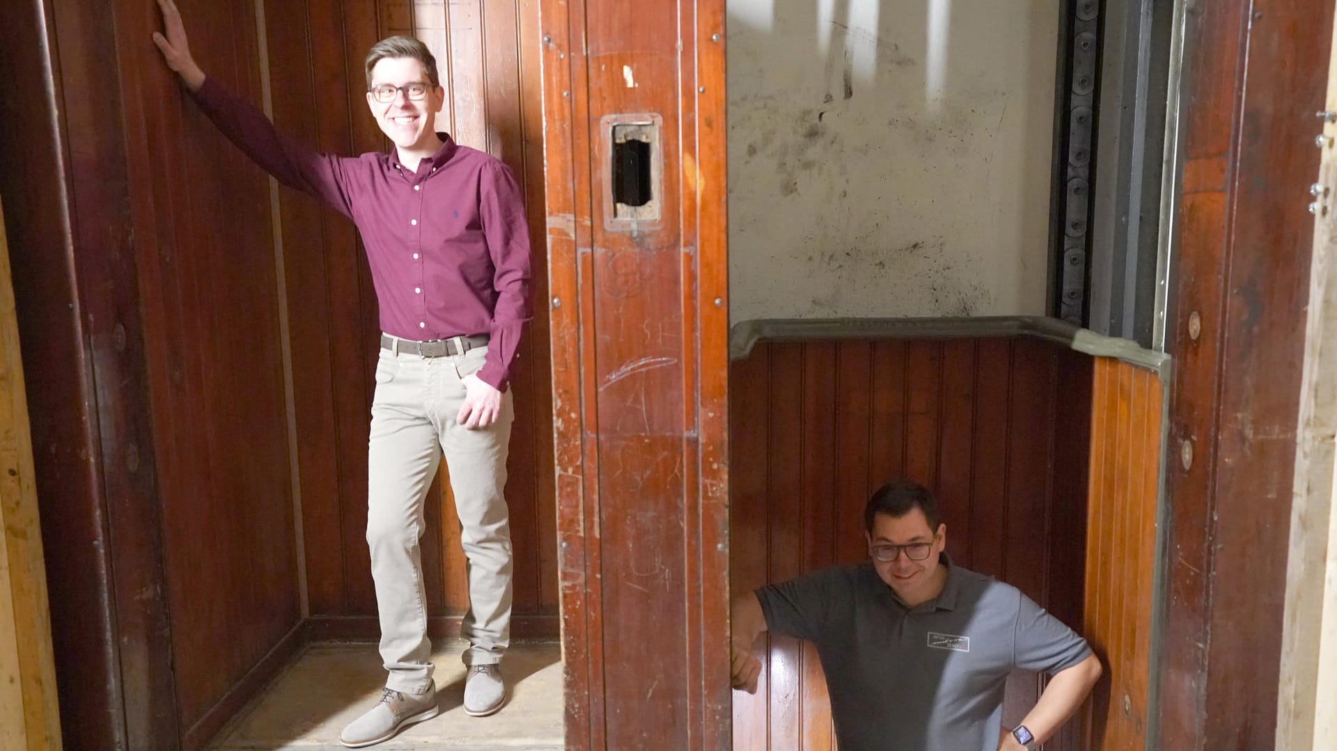 Robin Augenstein (l) und Patric Wagner, Geschäftsführer Imbora Aufzugsdienst: Sie stehen in den Kabinen des Paternosters im Flüggerhaus. Robin Augenstein (l) und Patric Wagner, Geschäftsführer Imbora Aufzugsdienst: Sie stehen in den Kabinen des Paternosters im Flüggerhaus.
