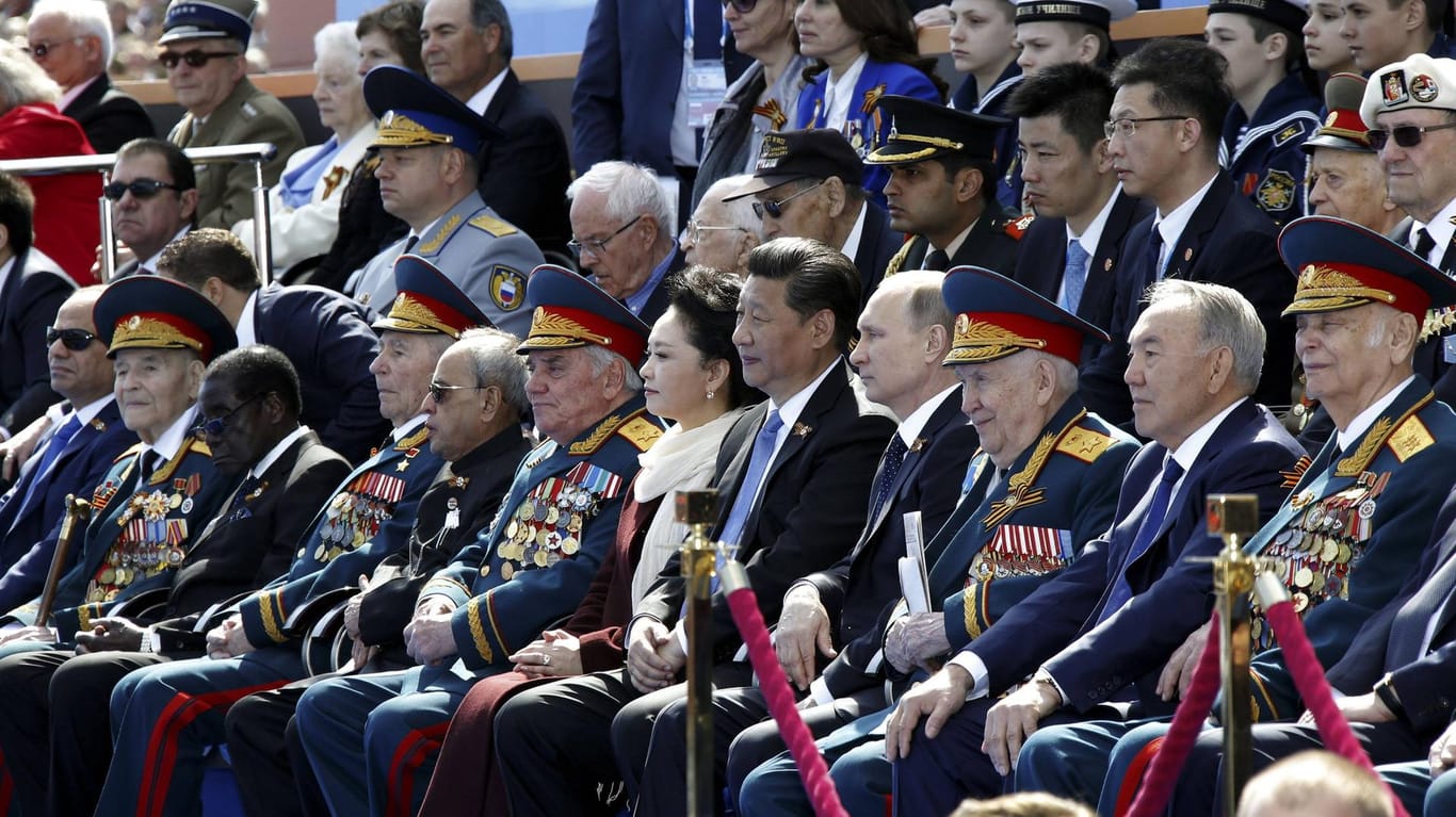 Xi Jinping und Wladimir Putin bei der Parade zum "Tag des Sieges" 2015 in Moskau: 2022 blieb Chinas Staatspräsident den Feierlichkeiten fern.