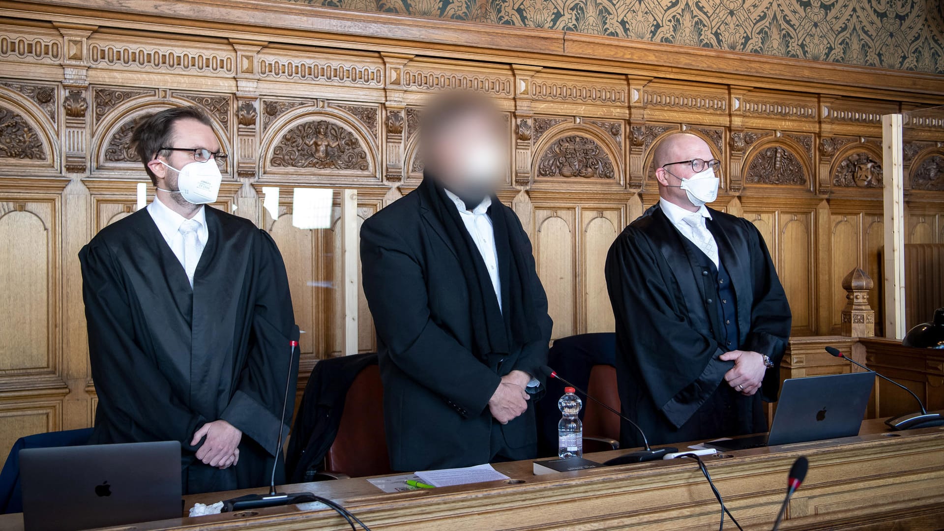 Der Angeklagte (M) steht vor dem Bremer Landgericht mit seinen Anwälten (Archivbild): Der Pastor wehrt sich gegen die Verurteilung wegen Volksverhetzung. Der Angeklagte (M) steht vor dem Bremer Landgericht mit seinen Anwälten (Archivbild): Der Pastor wehrt sich gegen die Verurteilung wegen Volksverhetzung.
